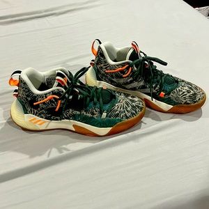 Adidas men’s 9.5 basketball shoes. Worn 3 times!